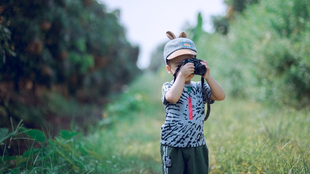 menino tirando foto